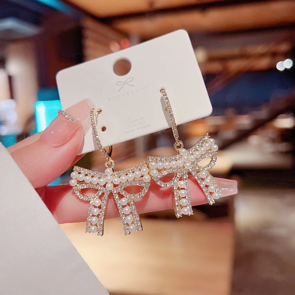 Orecchini eleganti in argento sterling con perle lucide, stile raffinato e luminoso, di marca Valstrend.