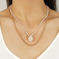 Collana di moda Valstrend con perle inlay e design elegante, indossata da una donna.