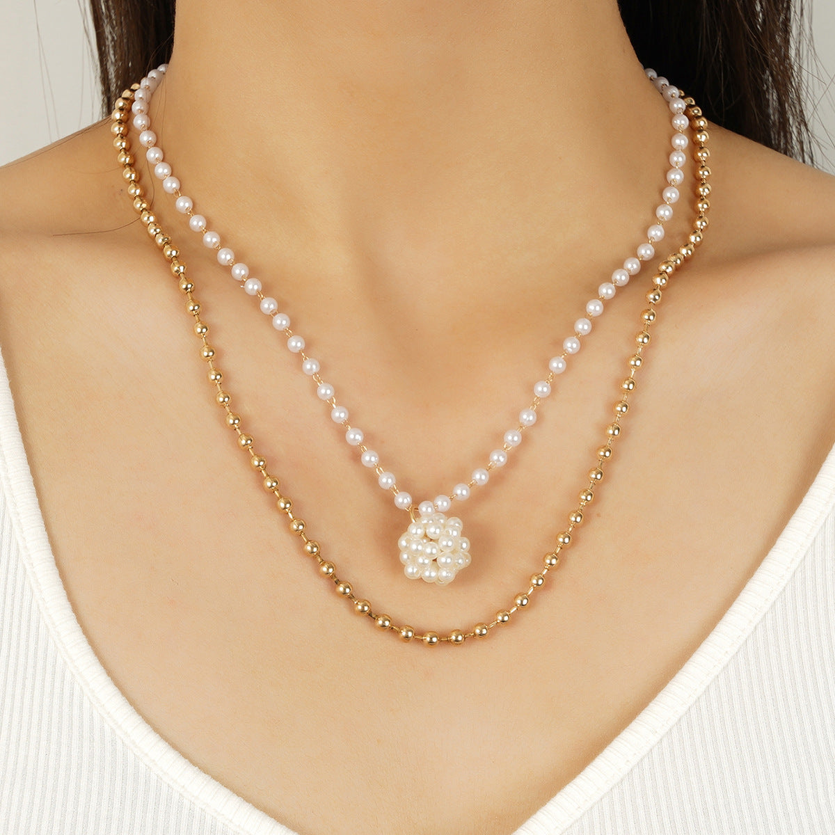 Collana di moda Valstrend con perle inlay e design elegante, indossata da una donna.