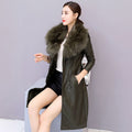 Giacca lunga in velluto caldo e pelle, stile elegante, marca Valstrend shop, con chiusura frontale e dettagli raffinati.