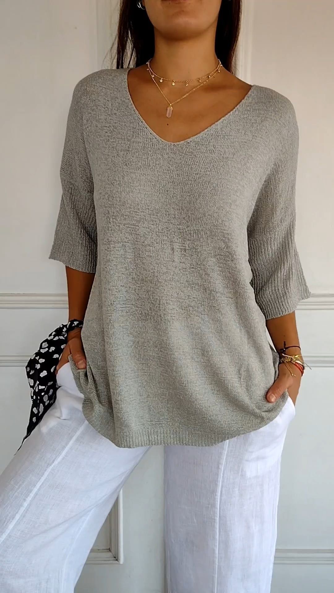 Maglietta a collo a V slim fit in maglia tinta unita per donna, stile snellente, brand Valstrend.