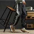 Salopette da uomo Valstrend con stile loose, colori a contrasto, tessuto morbido e design moderno, vista frontale.