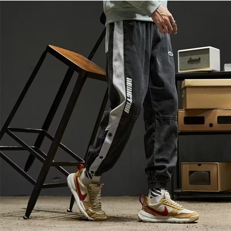 Salopette da uomo Valstrend con stile loose, colori a contrasto, tessuto morbido e design moderno, vista frontale.