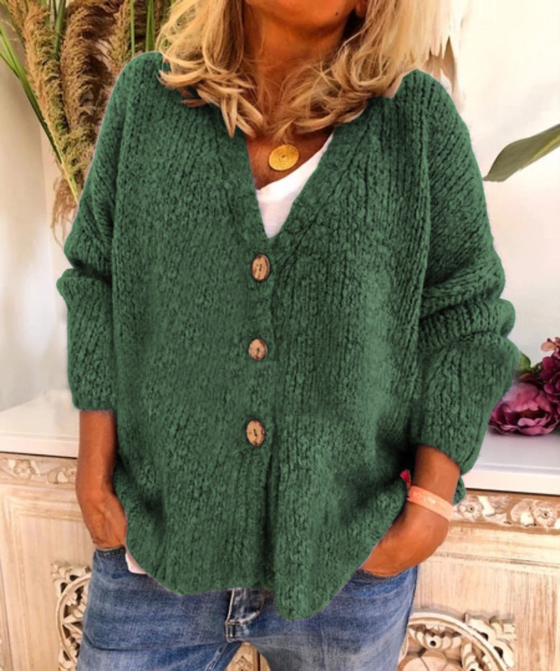 Cardigan lavorato a maglia Valstrend con tre bottoni, morbido e caldo, indossato su una figura femminile in un ambiente neutro.