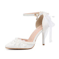 Scarpe da donna Valstrend con tacco a spillo bianco, cinturino con fiocco e punta appuntita, ideali per feste eleganti.