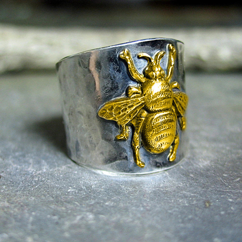 Anello vintage in rilievo a due toni con motivo animale, gioiello Valstrend shop, con finiture martellate e dettagli eleganti.