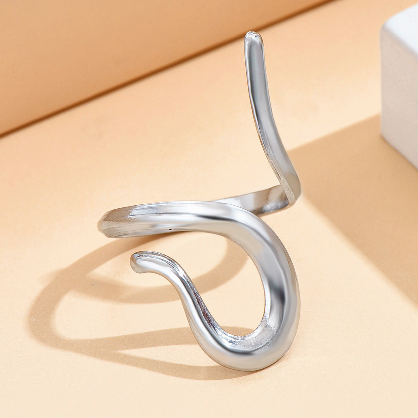 Retro High-grade Irregular Streamlined Design Ring