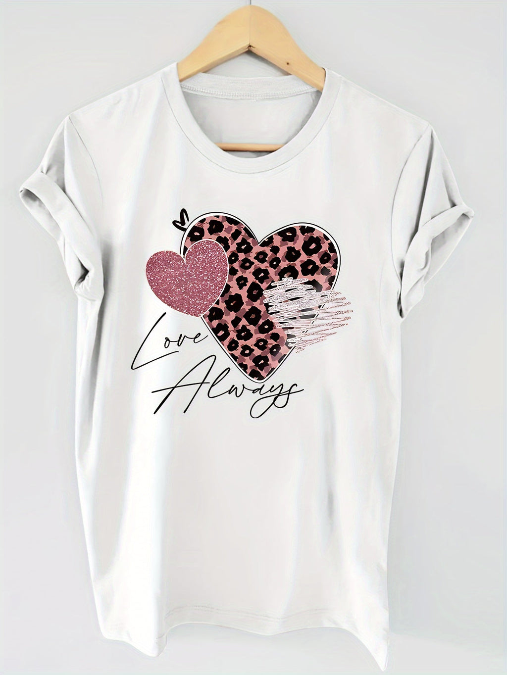 Maglietta donna Valstrend con stampa a cuore, maniche corte e scollo rotondo, top casual per primavera ed estate.