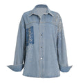 Camicia giacca in jeans di jeans irregolare Valstrend, con taglio casual e dettagli destrutturati, mostra il tessuto e il design.
