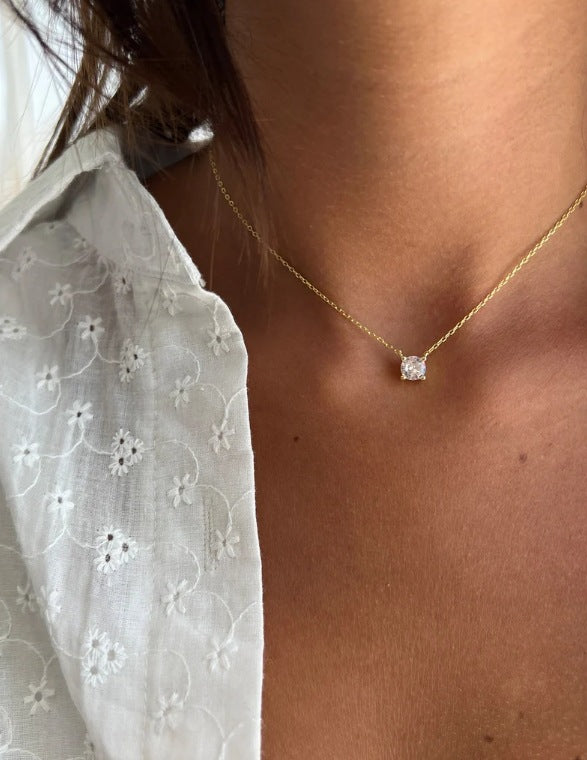 Collana con pendente geometrico semplice in zirconia per donna, gioiello elegante e moderno, decorazione in metallo argentato.