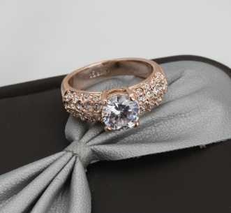 Anello di fidanzamento Valstrend con tre file di zirconi di alta qualità in oro rosa, gioielli di lusso raffinati.