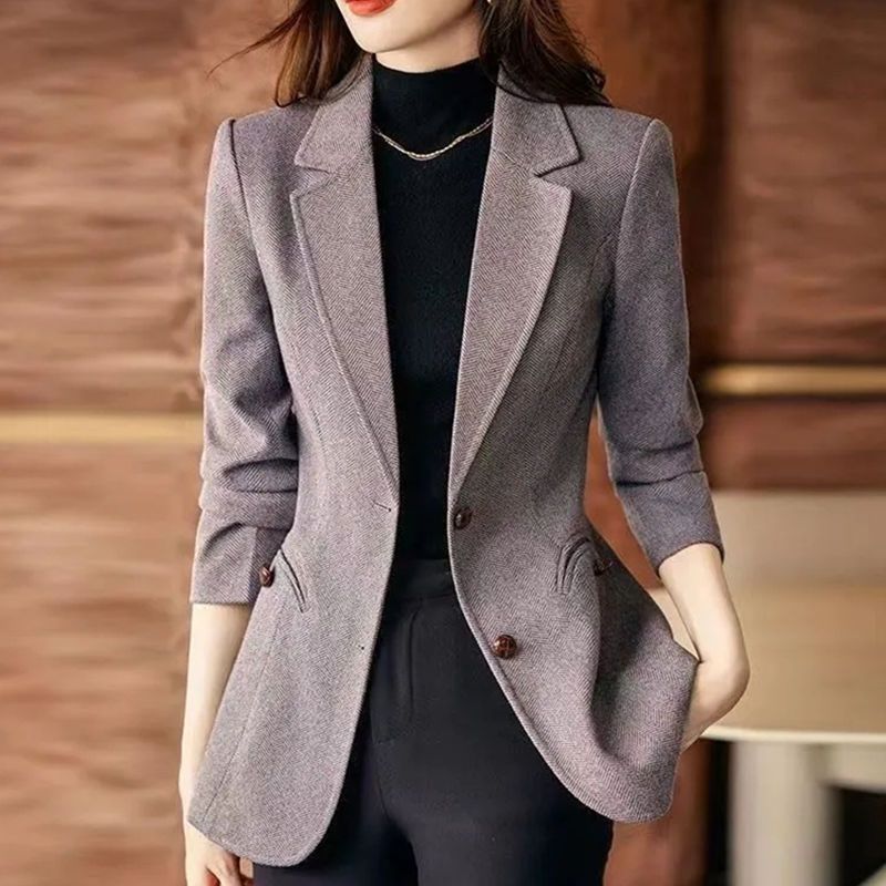 Blazer donna in lana Valstrend, stile fashion personality, con dettaglio elegante e taglio classico, in tessuto caldo e raffinato