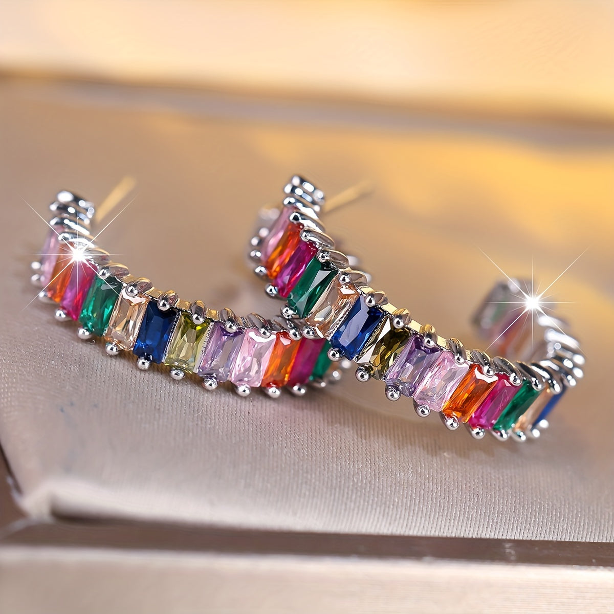 Orecchini a cerchio colorati e lucidi in zirconia, stile elegante e versatile in rame, decorativi e delicati per donna.