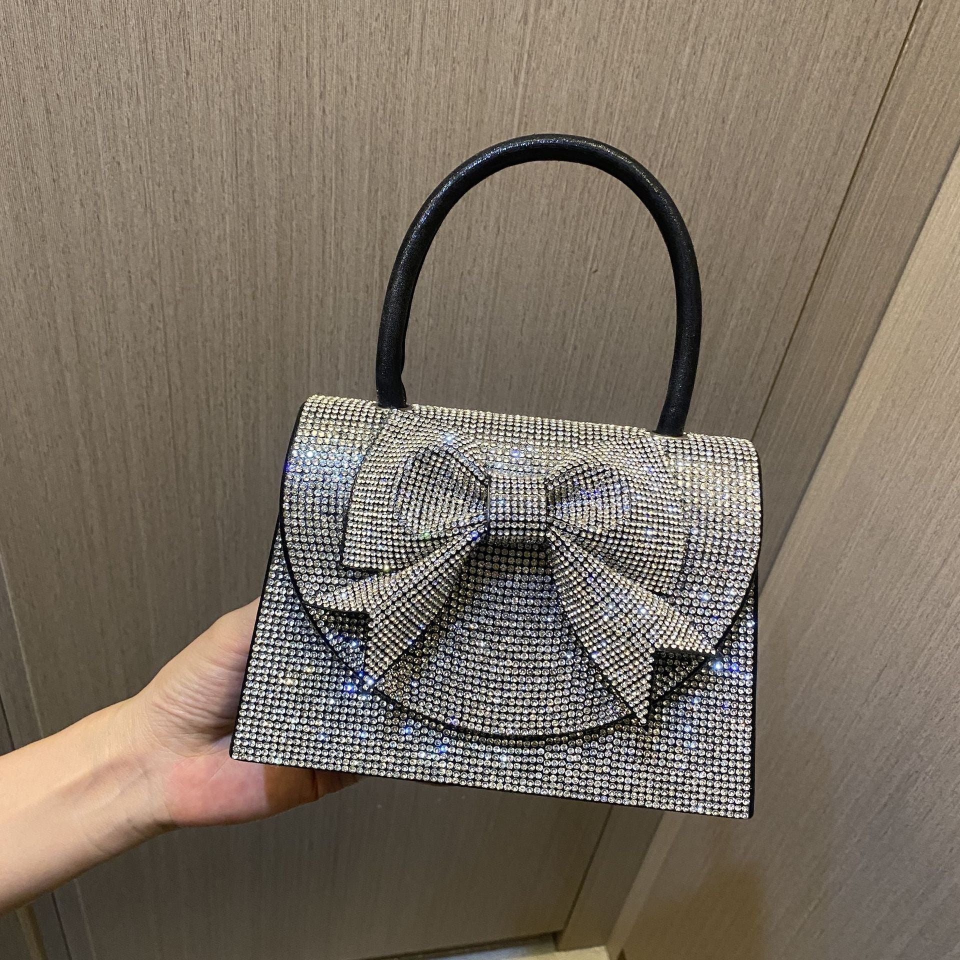 Borsa portafoglio europea e americana Valstrend con pietre di strass, portatile e elegante, vista frontale con dettagli brillanti.