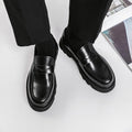 Scarpe da uomo in pelle di vitello nera Valstrend con suola morbida e elegante, dettagli raffinati e finitura liscia.