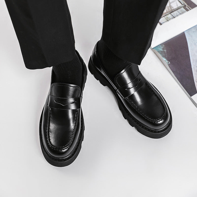 Scarpe da uomo in pelle di vitello nera Valstrend con suola morbida e elegante, dettagli raffinati e finitura liscia.