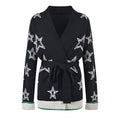 Cardigan in maglia Valstrend con cintura, stampa a stelle, chiusura con lacci e design elegante.