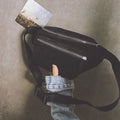 Borsa a tracolla in velluto a coste per ragazza, stile moderna e pratica, marca Valstrend shop, vista frontale con cerniera.