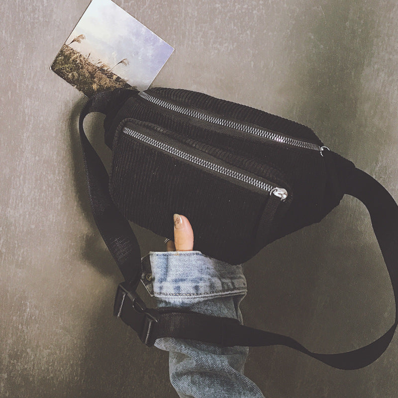 Borsa a tracolla in velluto a coste per ragazza, stile moderna e pratica, marca Valstrend shop, vista frontale con cerniera.
