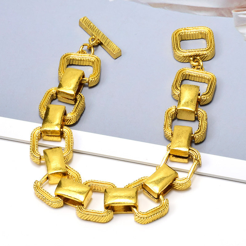 Bracciale donna con fibbia in metallo dorato, elegante e alla moda, di Valstrend shop, con dettagli lucidi e raffinati.