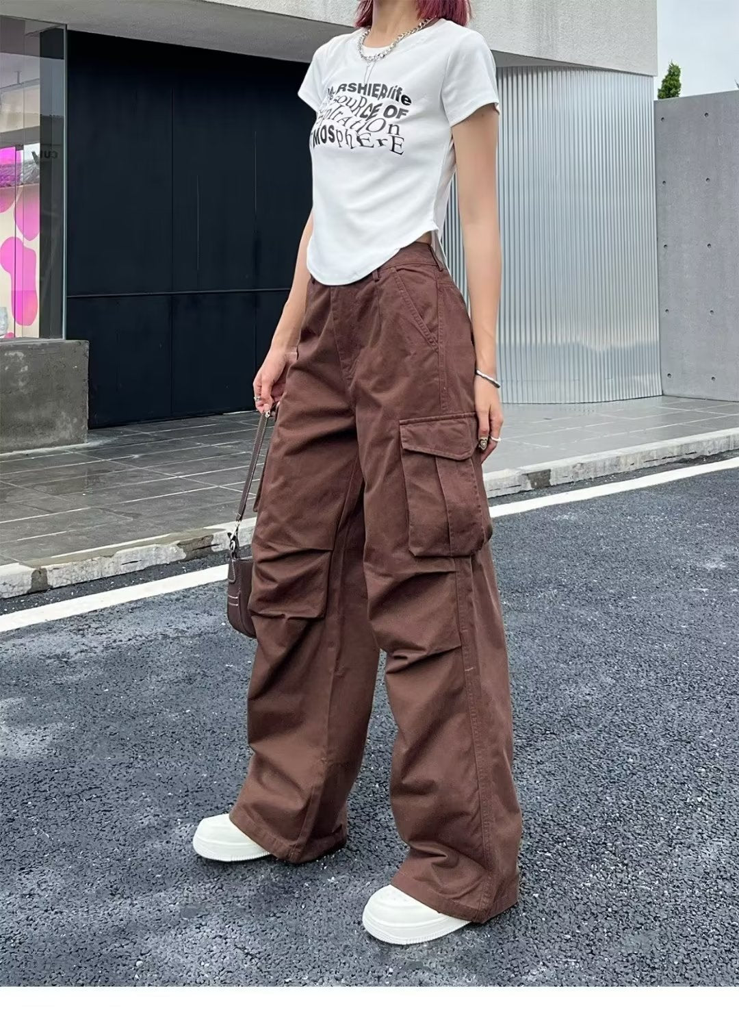 Pantaloni donna estivi in stile retrò americano, a vita alta e gamba larga, firmati Valstrend, visibili in primo piano nell'immagine.