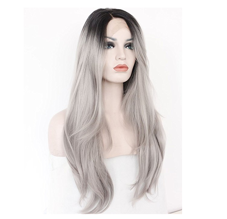 Capelli lace wig grigia a mano con gancio, stile naturale, prodotto da Valstrend shop, visibile con dettagli delle onde morbide.