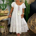 Vestito lungo Valstrend con collo rotondo in pizzo, maniche 3/4 e dettagli in pizzo, elegante e femminile.