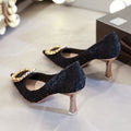 Décolleté da teenager francese Valstrend con tacco a stiletto, design elegante e senso di stile studentesco in nero.
