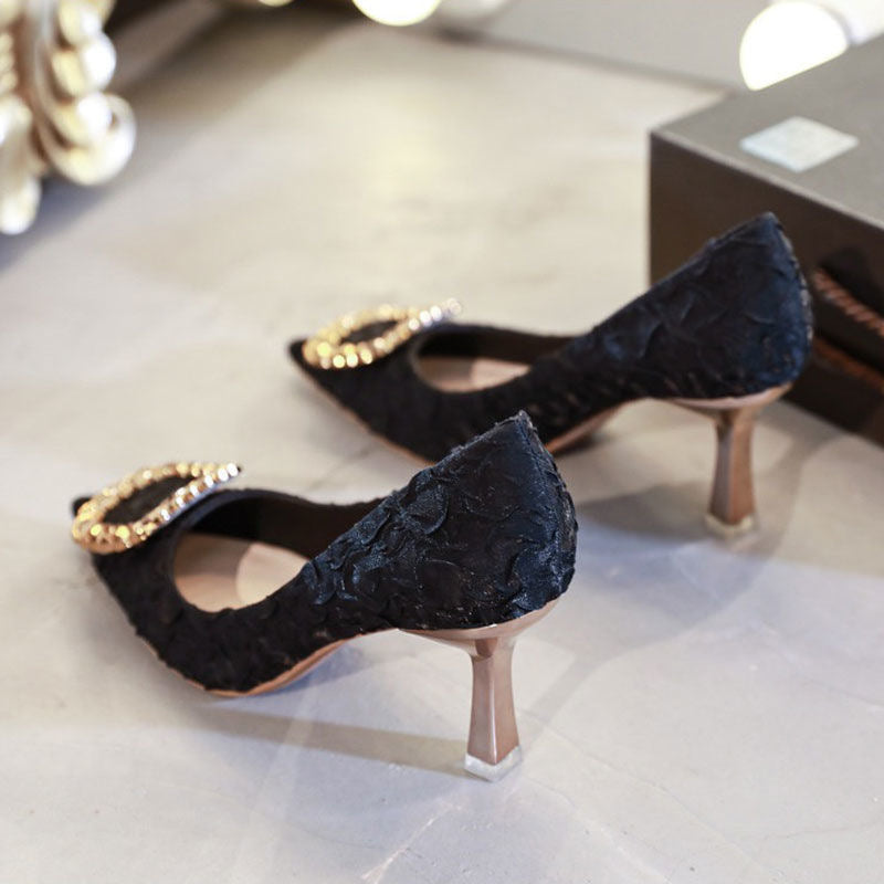Décolleté da teenager francese Valstrend con tacco a stiletto, design elegante e senso di stile studentesco in nero.