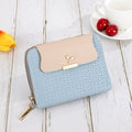 Portafoglio donna Valstrend con slot per carte multiple, compatto e resistente, in pelle colorata con finiture eleganti.