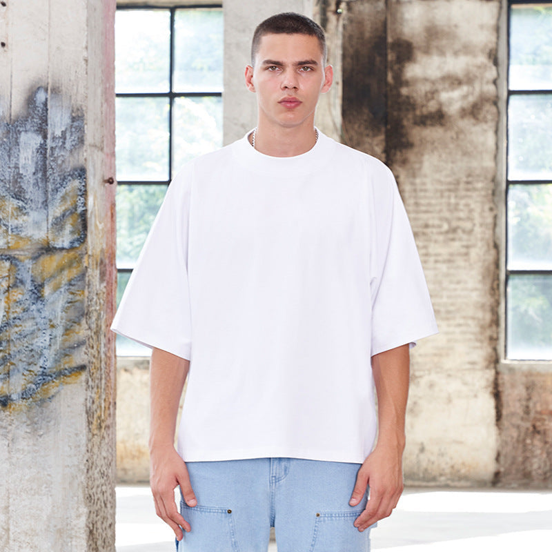 Maglietta uomo a maniche corte in cotone del marchio Valstrend, stile casual con colletto e grafica frontale.