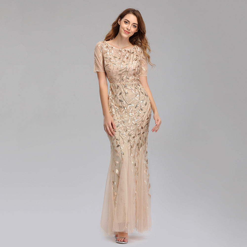 Elegante abito da sera Valstrend in tessuto lucido con scollo a V e dettagli raffinati, perfetto per occasioni speciali.