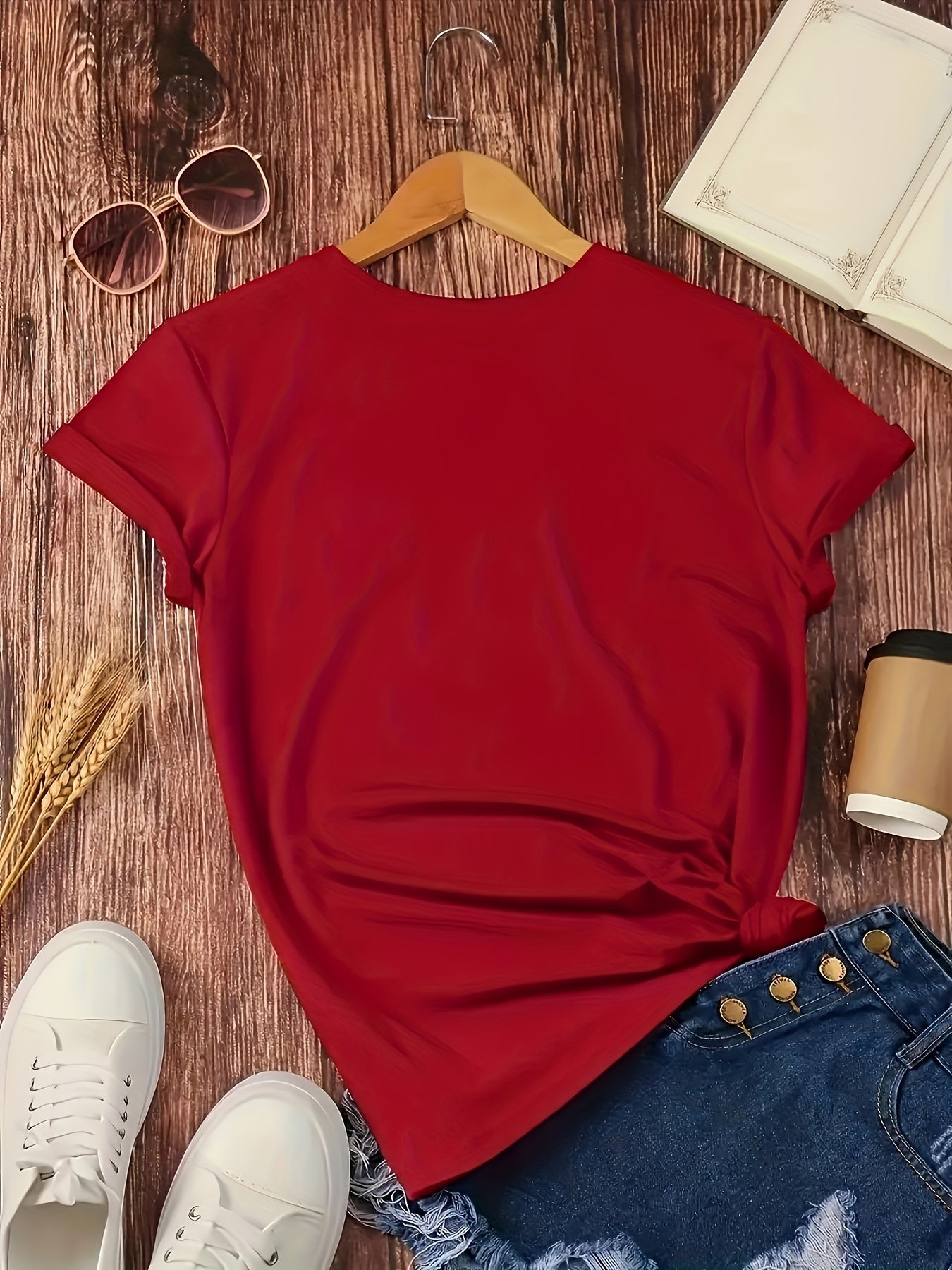 T-shirt donna Valstrend con scollo rotondo, maniche corte, stampa cuore leopardata e tessuto elastico leggero.