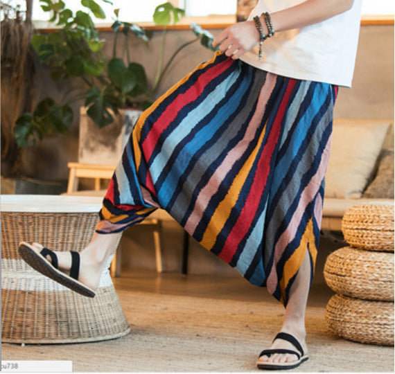 Pantaloni croppati a righe Nepalese Valstrend con motivo colorato e tessuto leggero, visibili sulla modella.