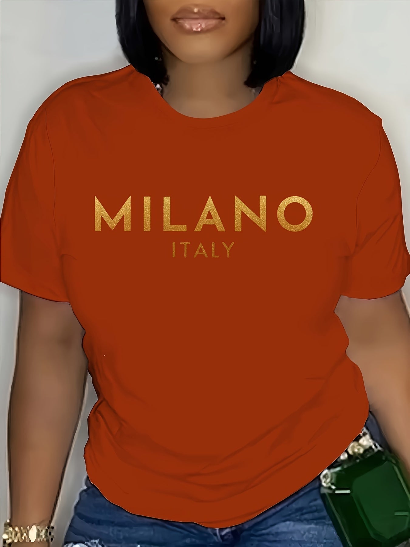 T-Shirt donna Valstrend Milano con stampa lettera, maniche corte, stile casual, perfetta per primavera e estate.