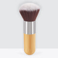Pennello trucco piatto con manico in bambù per donne, Valstrend shop, visibile in dettaglio con setole morbide e manico ecologico.