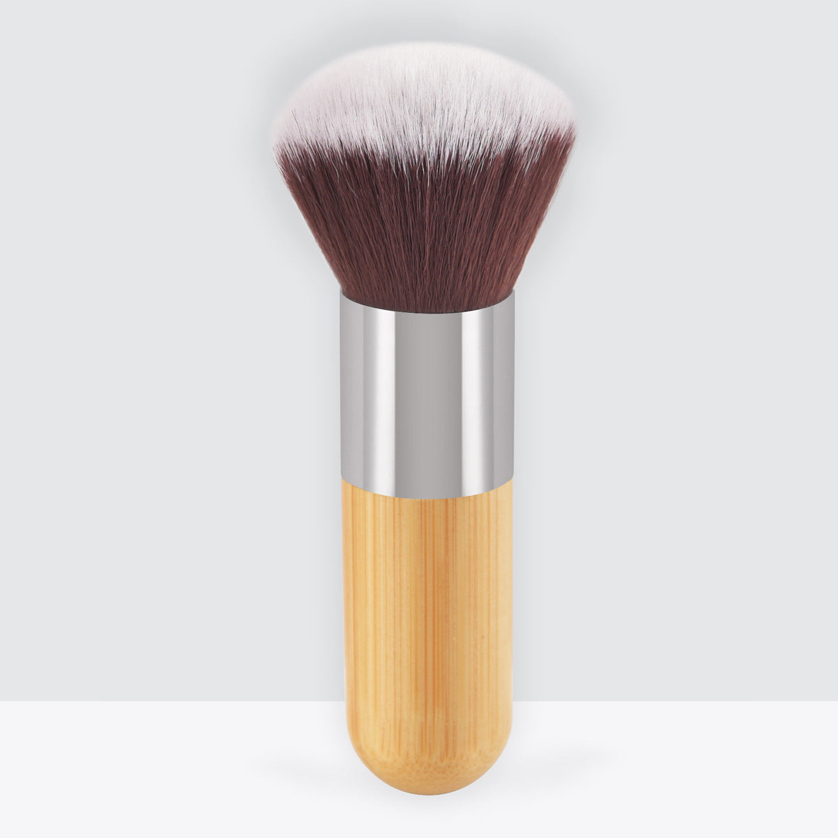 Pennello trucco piatto con manico in bambù per donne, Valstrend shop, visibile in dettaglio con setole morbide e manico ecologico.