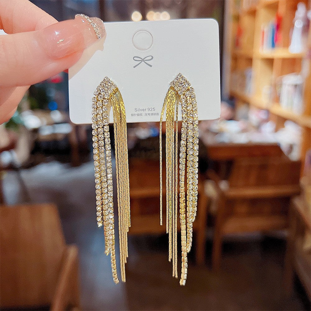 Orecchini in argento sterling con perle di lusso, design elegante e raffinato, da indossare con stile e personalità.