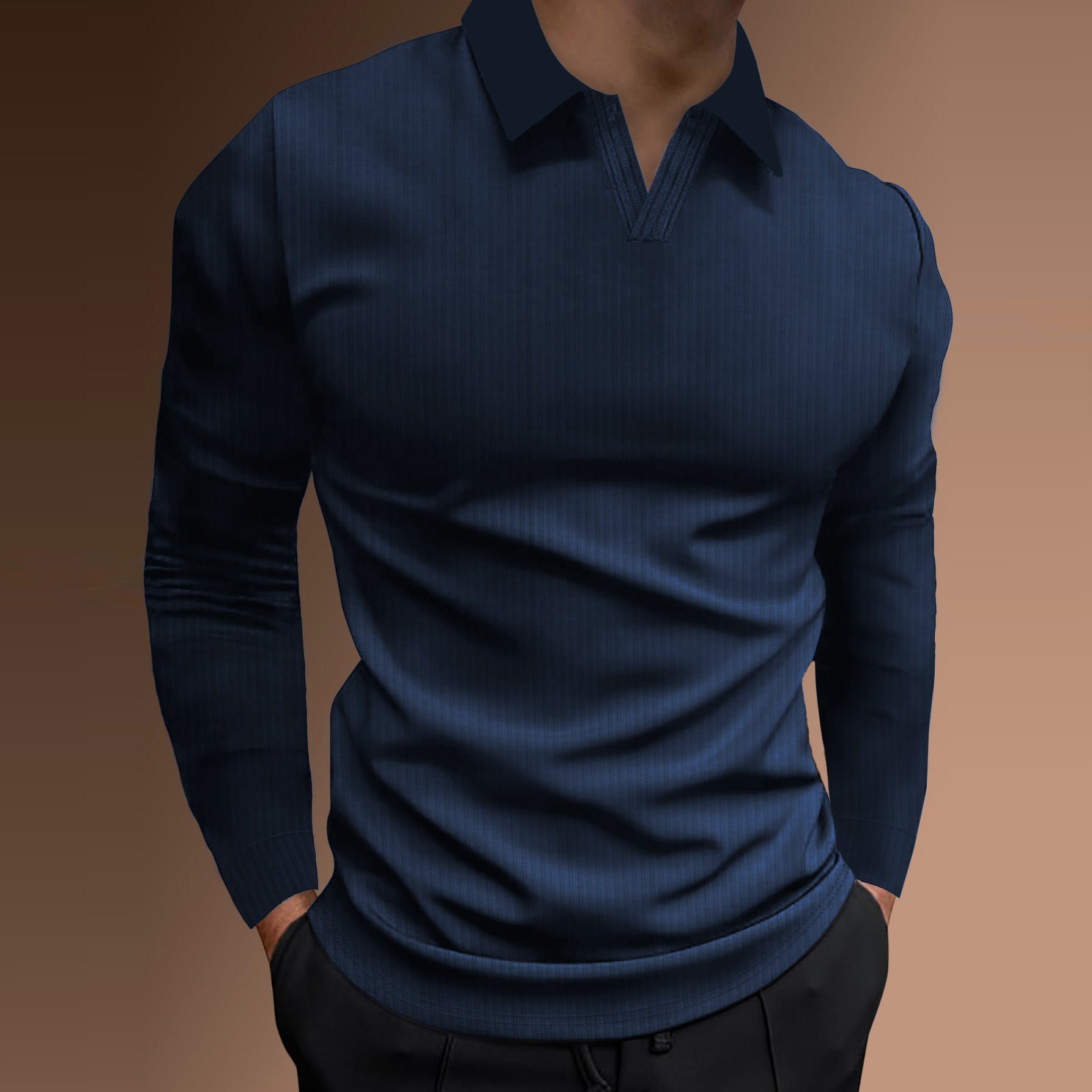 Uomo con camicia casual da lavoro Valstrend con maniche lunghe e colletto a tinta unita, stile fitness e business.