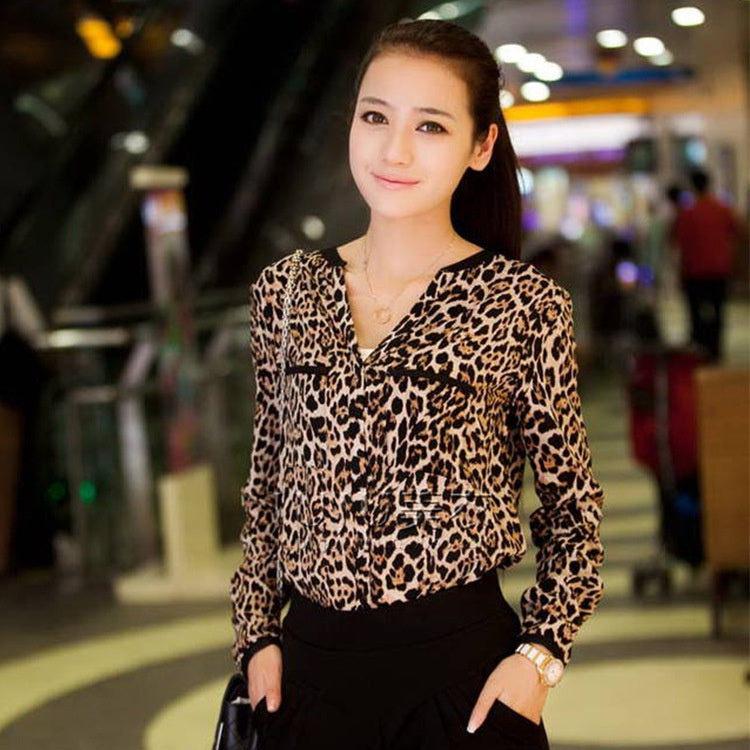 Camicia casual in chiffon con stampa leopardata per donna, collo alto e stile elegante, marca Valstrend.