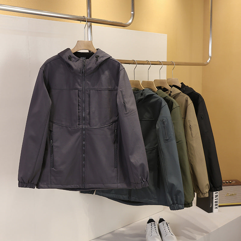 Giacca soft shell con cappuccio da esterno Valstrend, antivento, leggera e versatile, adatta a tutte le occasioni outdoor.