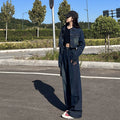 Completo di jeans a gamba larga e giacca, abbigliamento donna Valstrend shop, stile casual e moderno.