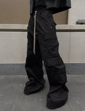 Pantaloni casual da lavoro Valstrend con molte tasche, gamba larga e stile pratico, ideali per uso lavorativo e tempo libero.
