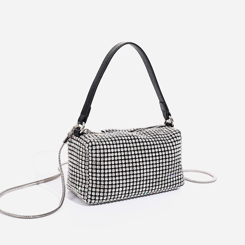 Borsa donna chic estiva Valstrend shop, con finiture lucide e design elegante, ideale per look estivi sofisticati.