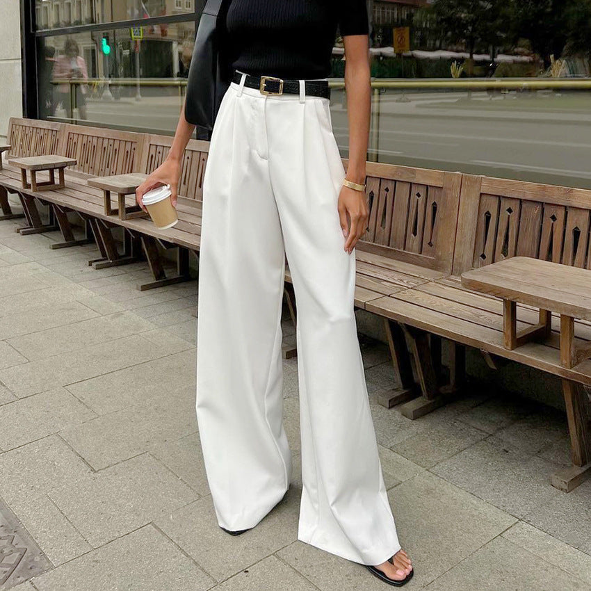 Pantaloni bianchi a vita alta Valstrend, pantaloni casual larghi e comodi, vista frontale su tessuto morbido e stile minimalista