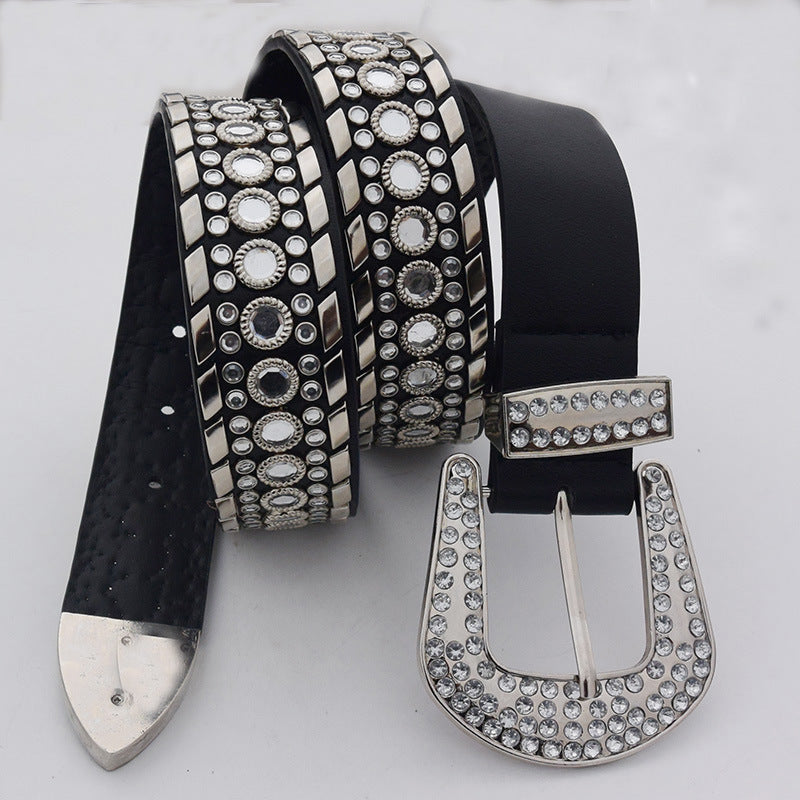 Cintura elegante con dettagli di diamanti e design alla moda Valstrend, mostra il cinturino con ornamenti scintillanti e finiture di alta qualità