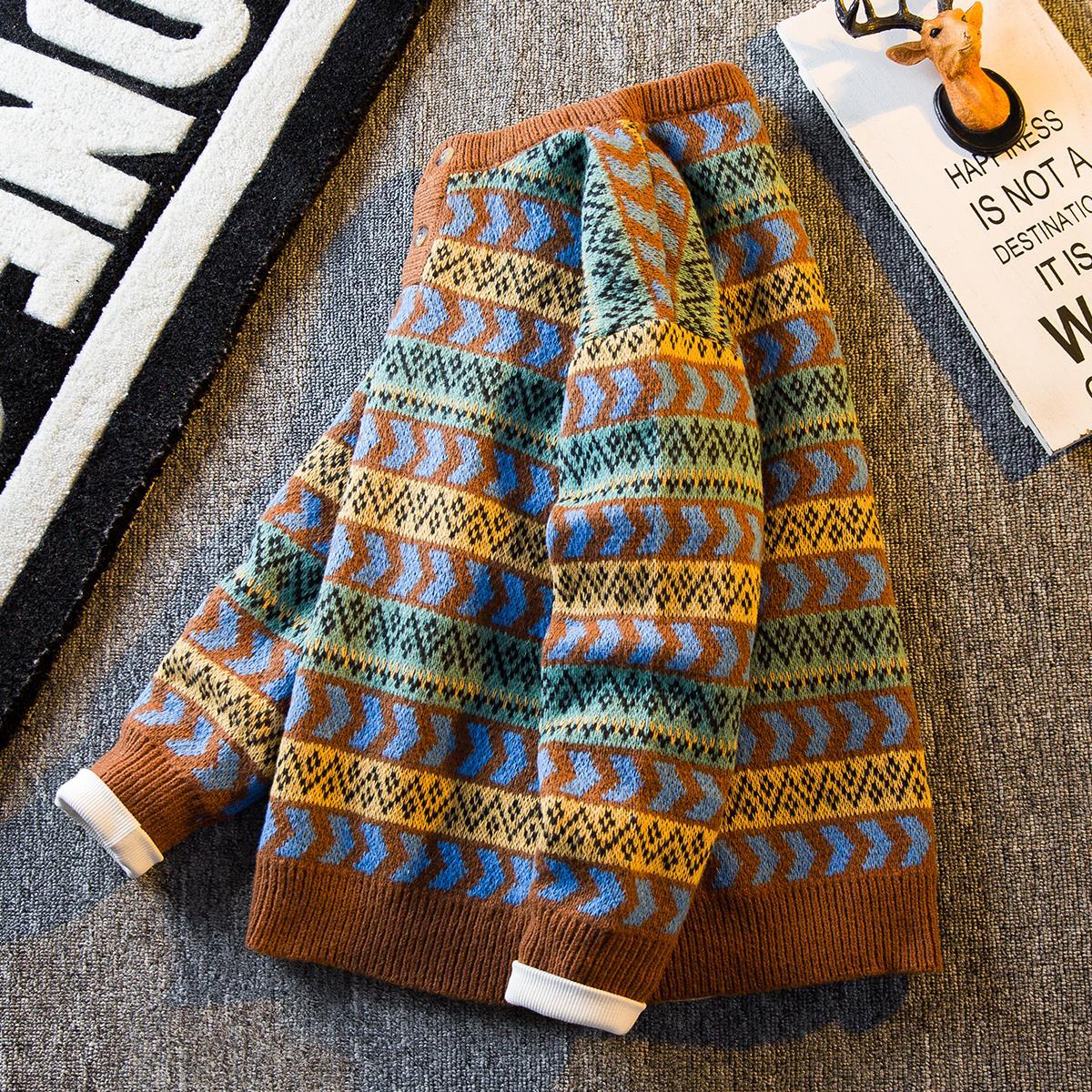 Maglione retrò in stile etnico da uomo di spessore con bottoni, marca Valstrend, tessuto caldo e design vintage.