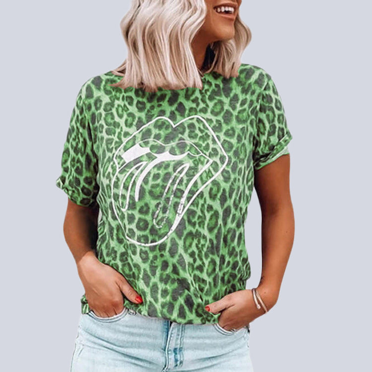 T-shirt donna con stampa di labbra a maniche corte Valstrend shop, design colorato e casual, dettaglio frontale visibile nell'immagine.