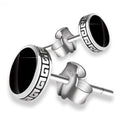 Orecchini trendy in argento 925 semplici e eleganti con design splendido, indossati su orecchio femminile.