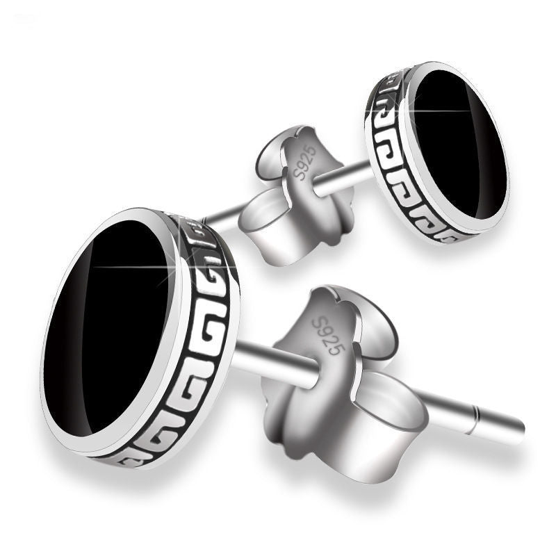 Orecchini trendy in argento 925 semplici e eleganti con design splendido, indossati su orecchio femminile.